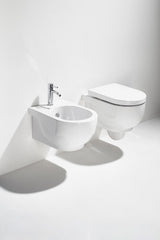 Sanitari Simas serie E-LINE sospesi: vaso, sedile soft close, bidet.