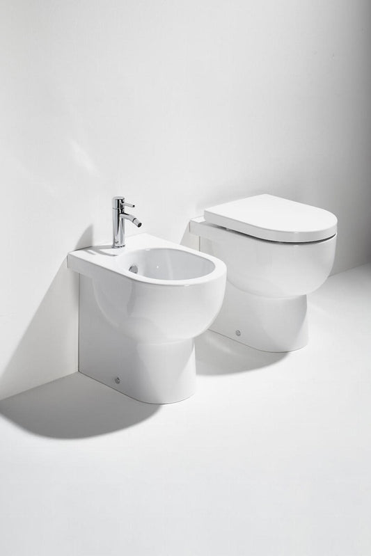 Sanitari Simas serie E-LINE filo muro: vaso, sedile soft close, bidet.