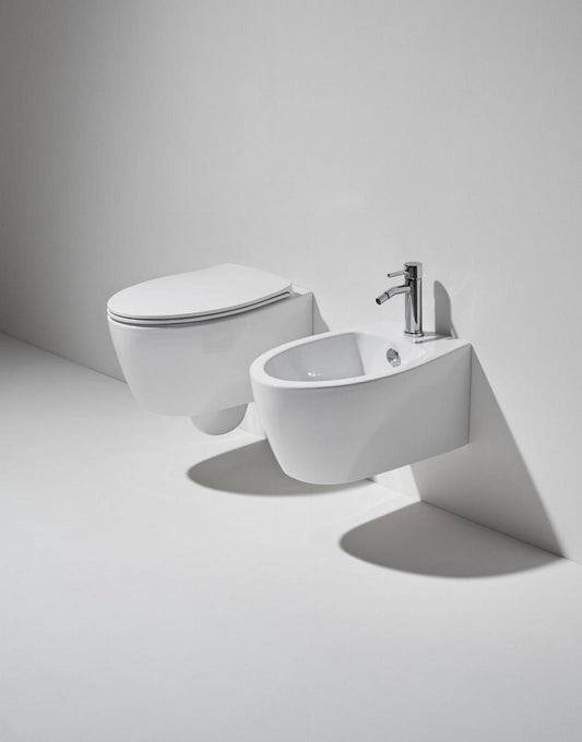 Sanitari Simas serie LFT sospesi: vaso, sedile soft close, bidet.