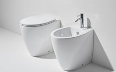 Sanitari Simas serie LFT filo muro: vaso, sedile soft close, bidet.