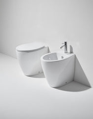 Sanitari Simas serie LFT filo muro: vaso, sedile soft close, bidet.