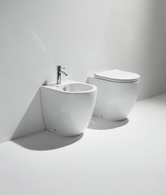 Sanitari Simas serie VIGNONI filo muro con scarico traslato: vaso, sedile soft-close, bidet.